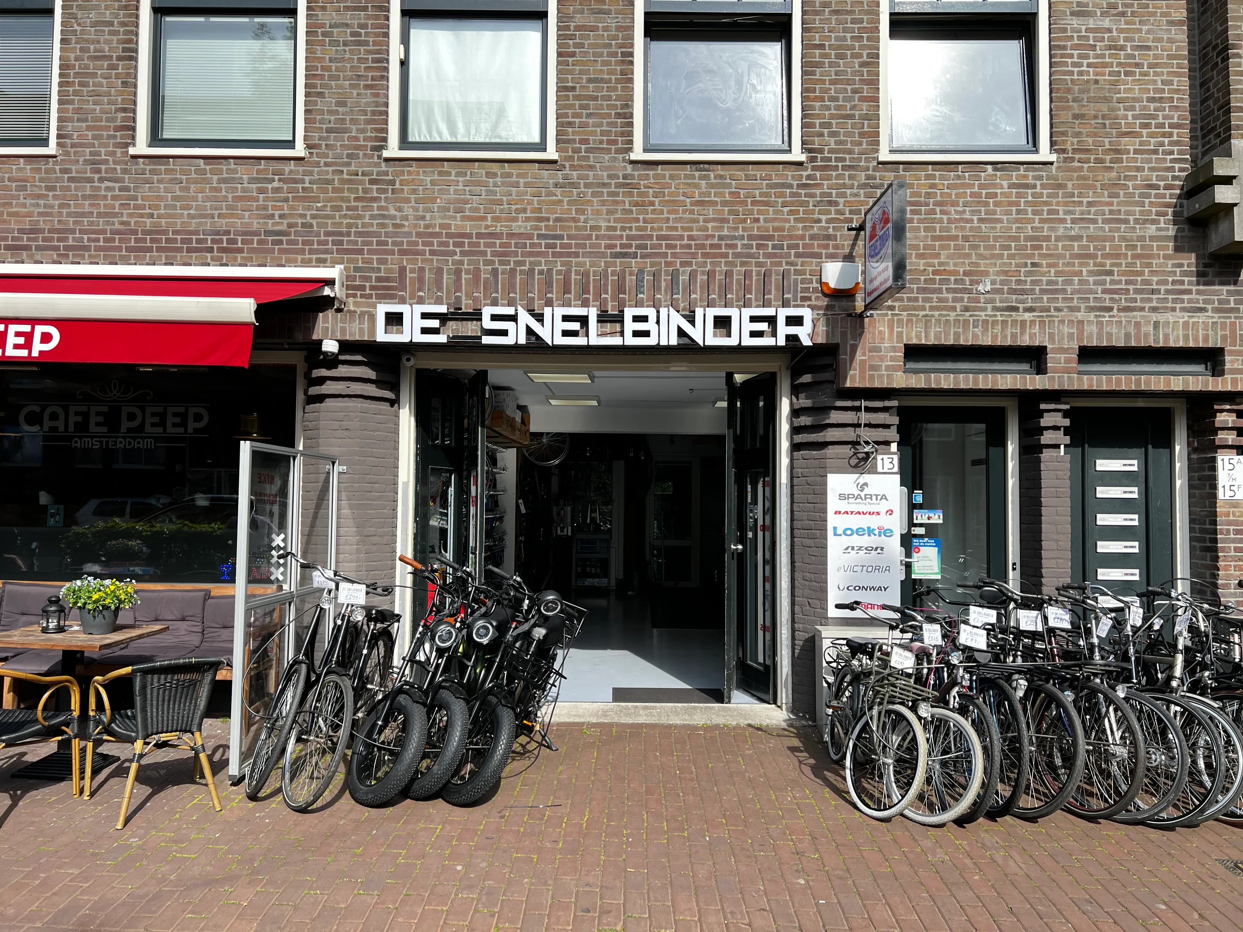 Voorzijde van De Snelbinder in Amsterdam Oost